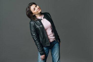 Gri arka plan, kopya alanı üzerinde pozitif orta yaşlı kadın