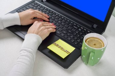 Mavi perde-in ölüm, arka plan laptop üstünde okul sırası ve etiket yeniden başlatın