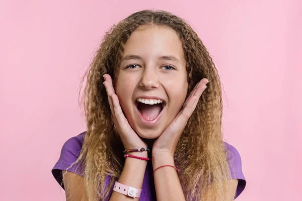 Glädje, lycka, glädje, seger, framgång och lycka. Teen flicka på en rosa bakgrund. — Stockfoto
