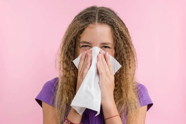 Rinitis alergi pada liburan musim panas dalam perjalanan seorang gadis remaja . — Stok Foto