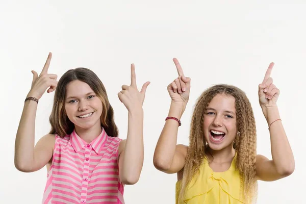 Attraktive Positive Zwei Teenager Mädchen Zeigt Mit Dem Zeigefinger Nach — Stockfoto