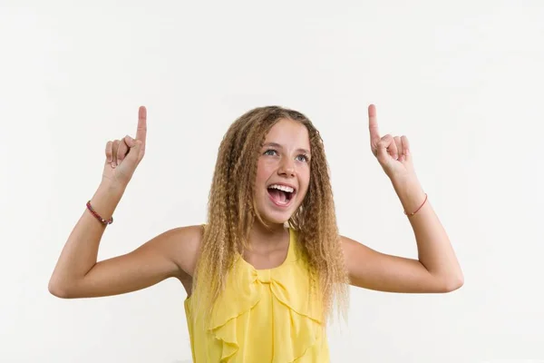 Loira Feliz Com Cabelo Encaracolado Menina Adolescente Apontando Seu Dedo — Fotografia de Stock