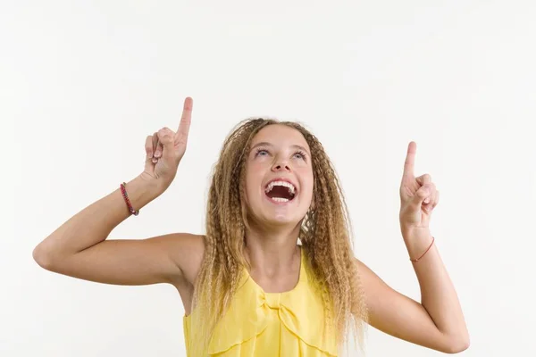 Loira Feliz Com Cabelo Encaracolado Menina Adolescente Apontando Seu Dedo — Fotografia de Stock