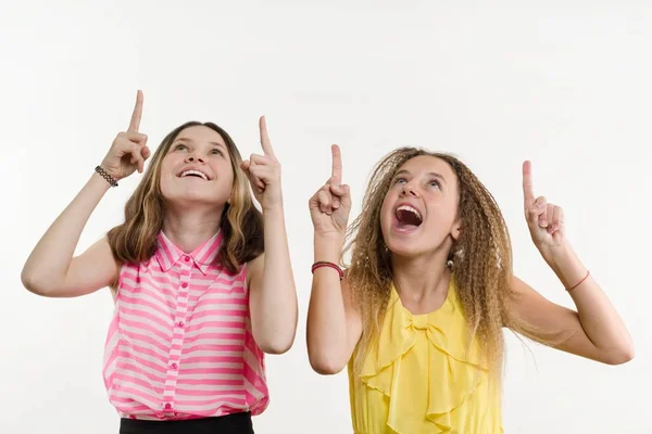 Atraktivní Pozitivní Dva Dospívající Dívka Ukazuje Její Ukazováček Nahoru Označující — Stock fotografie