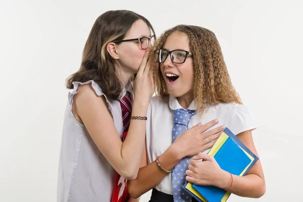 Glad gymnasiet vänner är tonårsflickor, prata och hemligheten. — Stockfoto