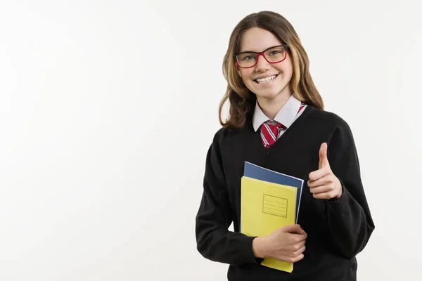 Menina adolescente, estudante do ensino médio, sorrindo no fundo branco — Fotografia de Stock