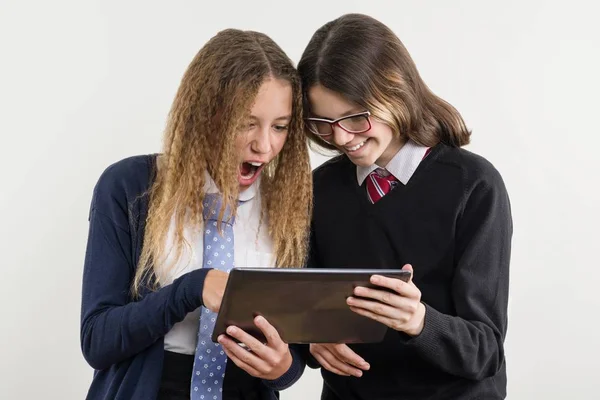 Happy high school friends are teenage girls, look at the tablet and emotionally react — Stock Photo, Image