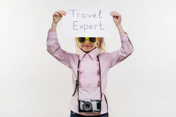 Dziecko dziewczynka gospodarstwa papieru z word Travel Expert. — Zdjęcie stockowe