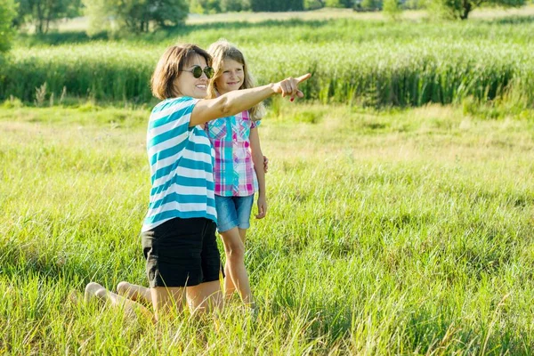 Mooie moeder buitenshuis met gelukkige dochter kind. — Stockfoto