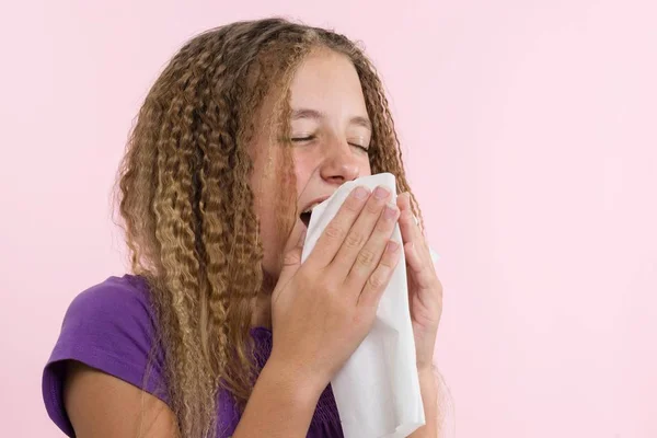 Rinitis alergi pada liburan musim panas dalam perjalanan seorang gadis remaja . — Stok Foto