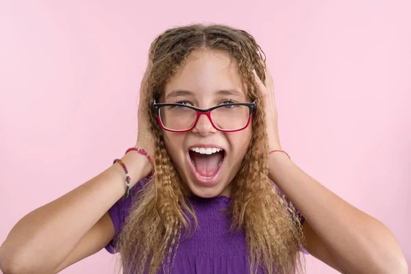 Freude, Glück, Freude, Sieg, Erfolg und Glück. Teenager-Mädchen auf rosa Hintergrund. — Stockfoto