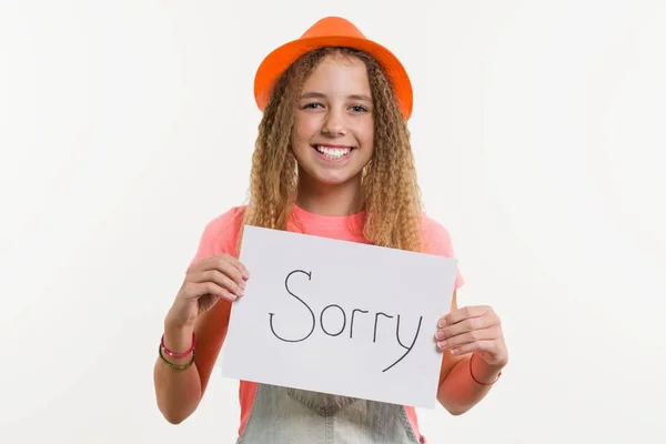 Sød teenager pige karakter holder et tegn med besked undskyld - Stock-foto