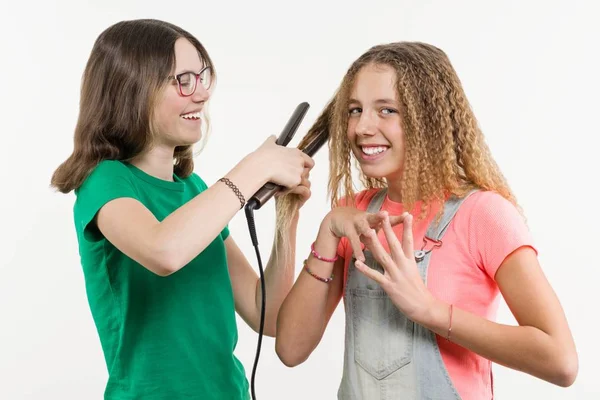 Porträtt av två tonåriga flickvänner gör frisyr hemma. — Stockfoto