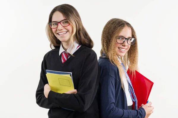 Gelukkig middelbare school vrienden close-up portret. Poseren op de camera, in schooluniform — Stockfoto