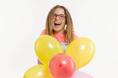 Mutlu genç parti kızı balonlarla 12-13 yaşında.