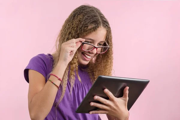 Teen school girl with glasses using digital tablet — Stock Photo, Image