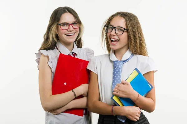 Boldog középiskolai meg Vértes portré. Pózol a kamera — Stock Fotó