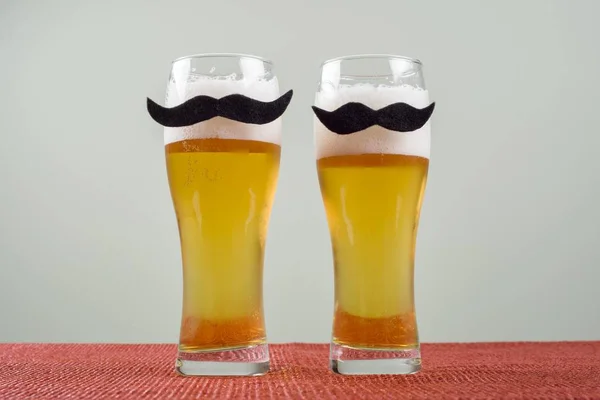Due bicchieri con birra e baffi simbolici . — Foto Stock