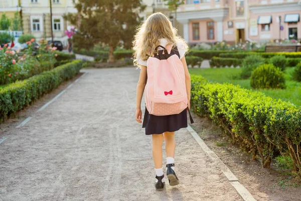 Vista trasera de la joven colegiala en uniforme con mochila —  Fotos de Stock