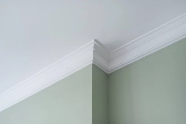 Ceiling moldings in the interior, detail of intricate corner. — Stock Image Ceiling moldings in the interior, detail of intricate corner. Royalty Free Stock Images