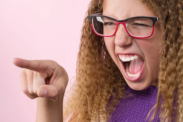 Chica adolescente agresiva grita y señala su dedo a la sid — Foto de Stock