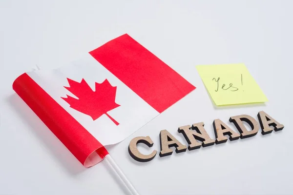 Drapeau du Canada, mot Canada en lettres abstraites en bois, autocollant avec l'inscription oui. Fond blanc — Photo