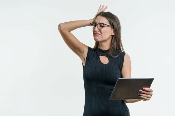 Здивована бізнес-леді з шокованим обличчям тримає в руці цифровий планшет . — стокове фото