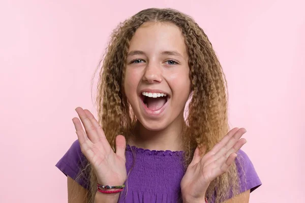 Freude, Glück, Freude, Sieg, Erfolg und Glück. Teenager-Mädchen auf rosa Hintergrund. Gesichtsausdruck und Menschen Emotionen Konzept. — Stockfoto