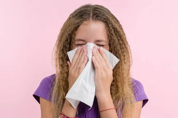Lindo niño niña estornudando en un tejido que sopla su nariz mocosa . —  Fotos de Stock
