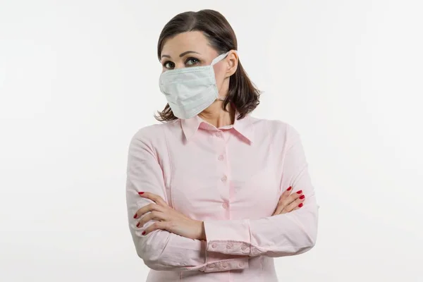 Retrato de mujer en máscara protectora mirando a la cámara, fondo blanco, espacio de copia . — Foto de Stock