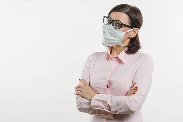 Business woman fears the virus and wears a face mask — Stock Photo, Image