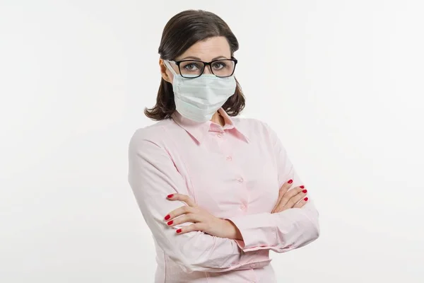 Retrato de mujer de negocios en máscara protectora mirando a la cámara, fondo blanco — Foto de Stock