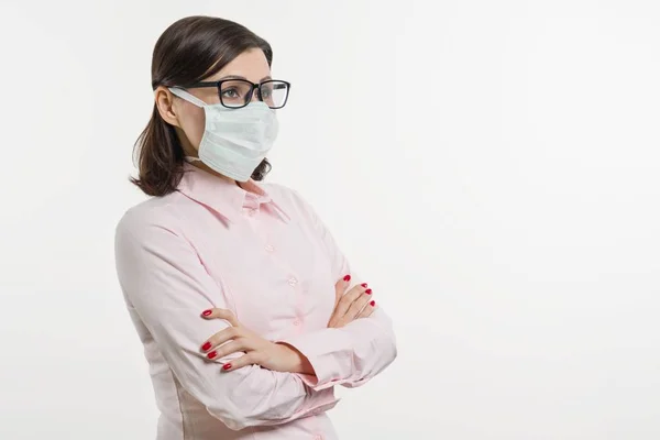 Mujer con máscara médica, mirando el perfil, fondo blanco, espacio para copiar . — Foto de Stock