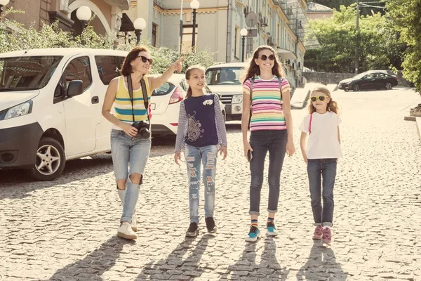 Женщина с группой детей смеется, гуляет по городу . — стоковое фото