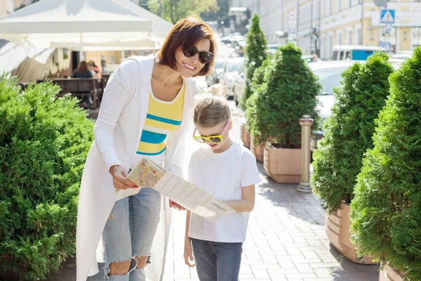Мама и дочь туриста, глядя на карту на улице европейского города — стоковое фото