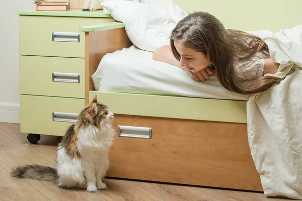 Kontaktní komunikace mezi dítětem a pet. — Stock fotografie