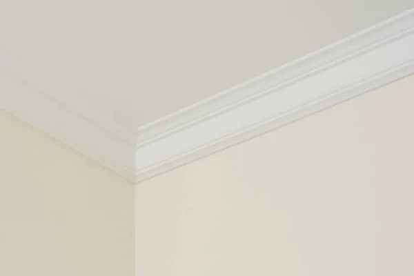 Ceiling moldings in the interior, a detail of corner — Stock Photo, Image