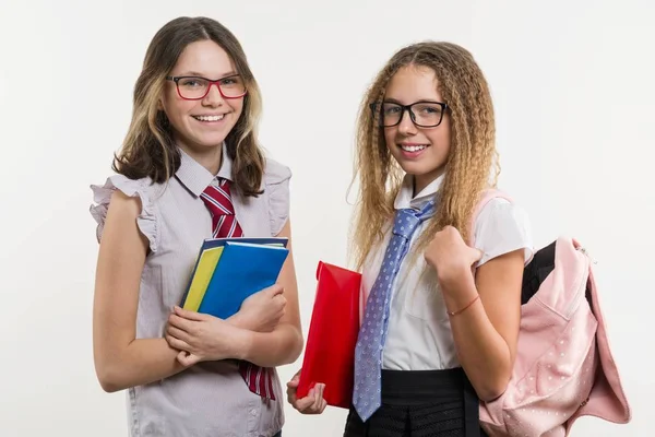 Gelukkig middelbare school vrienden close-up portret. Poseren op de camera, in school uniform, met boeken en notebooks — Stockfoto