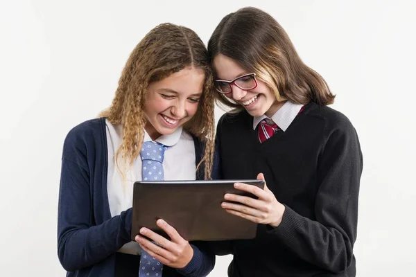 Szczęśliwy, że znajomi z liceum są nastoletnie dziewczyny, spójrz na tablet i emocjonalnie reagują — Zdjęcie stockowe