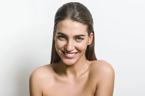 Retrato de mujer joven con hermosa sonrisa, cara y hombros sobre blanco — Foto de Stock