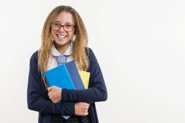 Kız genç, lise öğrencisi. Okul üniforması ve ellerini, kopya alanı ders kitapları ile beyaz bir arka plan teşkil etmektedir
