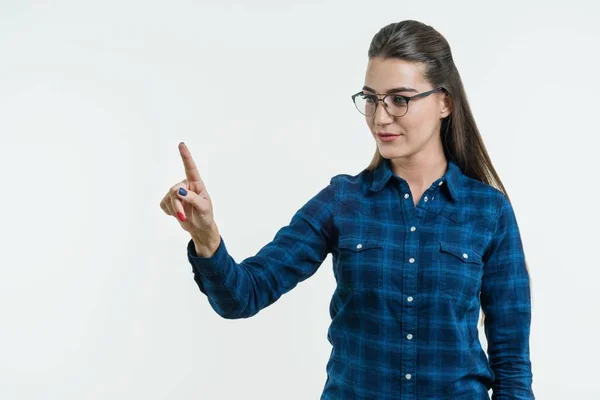 Ung kvinna pekande fingret på abstrakt ljus bakgrund, att vidröra en digital knapp på en abstrakt skärmen, virtuellt gränssnitt, teknik — Stockfoto