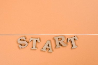 Word ahşap harfinin ve satır turuncu bir arka plan üzerinde başlatmak