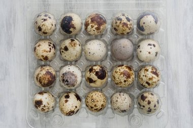 Beyaz vintage arka plan üzerinde paketi 20 Bıldırcın yumurta