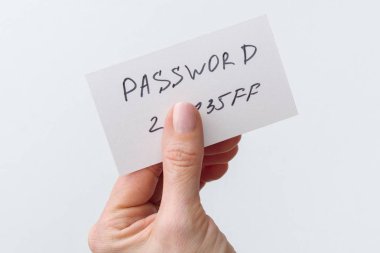 Kadın eli kağıttaki parmak parolayla kapsayan bir şifre tutar