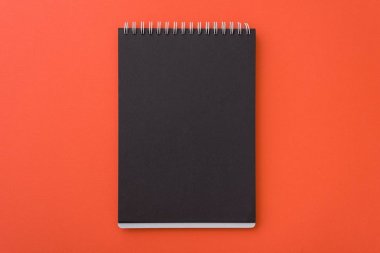 Turuncu Resepsiyon arka plan, metin için yer üzerinde açık sarmal boş siyah defter m Üstten Görünüm