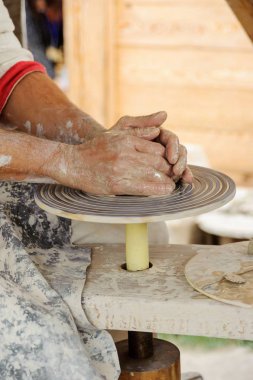 Seramik - eller Master yapan bir kil sürahi Potter direksiyonda yan görünüm