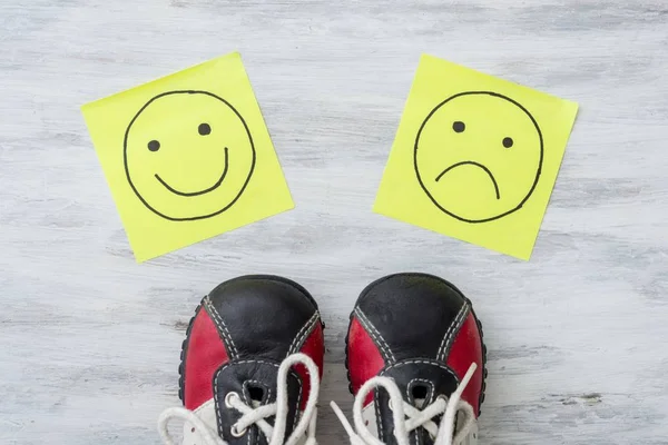 Zapatillas de deporte, elección, dibujo a mano emoticonos infelices y felices . —  Fotos de Stock