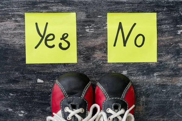 Zapatillas. La elección entre Sí y No . —  Fotos de Stock