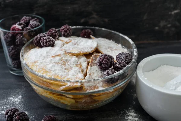 Panqueques caseros con moras, azúcar en polvo . — Foto de Stock